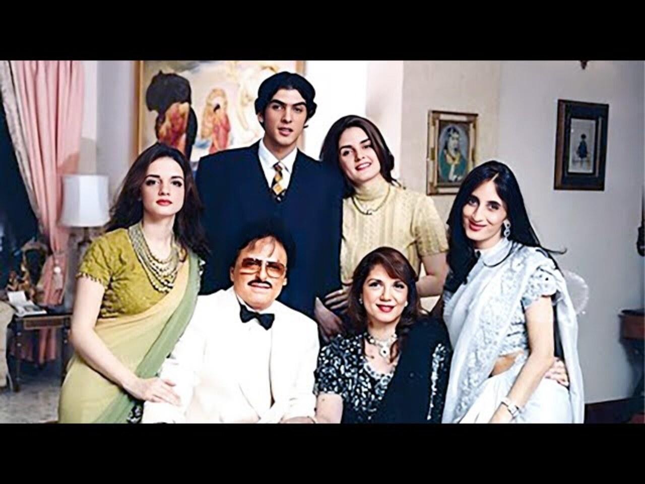 A perfect throwback family photo of Sanjay and Zarine with their four kids from their younger days. 